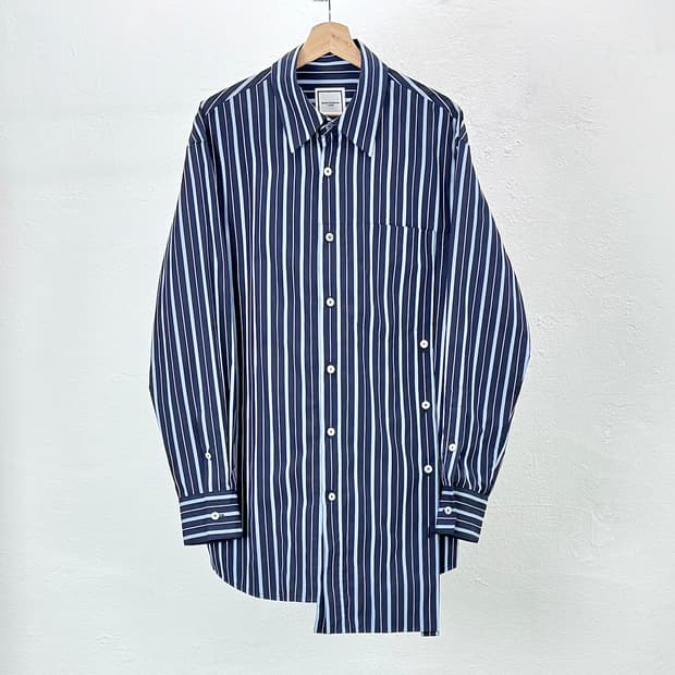 우영미 블루 스트라이프 비대칭 드레이프 오버 버튼 소프 셔츠