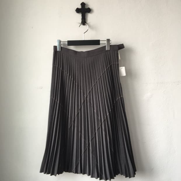 Line detail pleats skirt