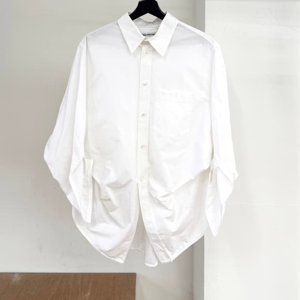 발렌시아가 화이트 볼륨 패턴 포켓 셔츠