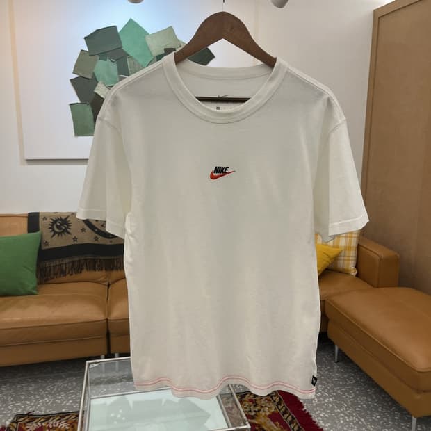 나이키 캐주얼 자수센터로고 반팔티 90 C05605