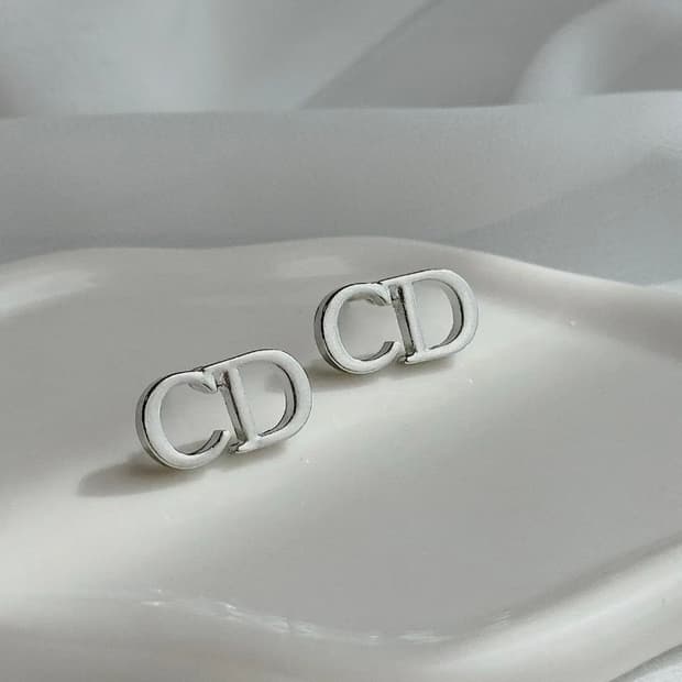 디올 CD심플로고 귀걸이 실버 업사이클링