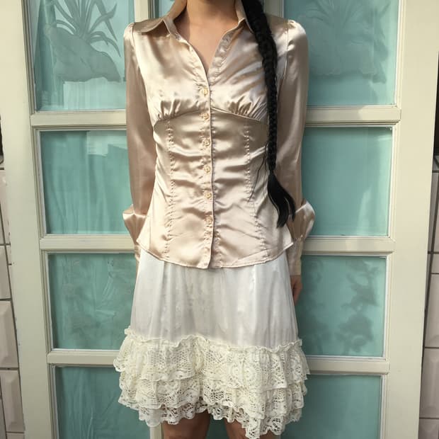 Back lace point glossy shirt