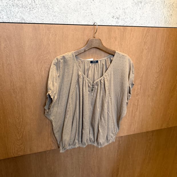 빈티지 브이넥 슬리브리스 블라우스 도트 자수 버튼업 디테일 루즈핏 베이지