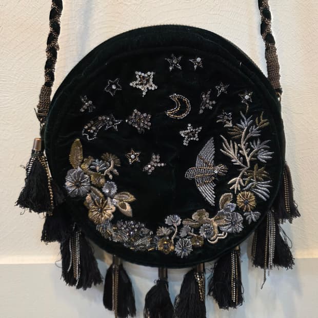 자라 딥그린비즈벨벳 태슬 자수 라운드 크로스백