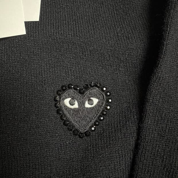 (새상품)25ss꼼데가르송 라인스톤 가디건 블랙 M사이즈