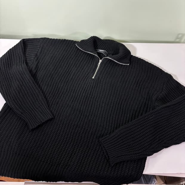 XL 트릴리온 블랙 짜임 반집업니트