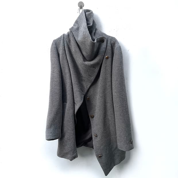 Asymmetric 하이넥 드레이핑 코트