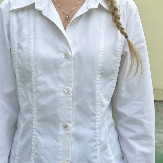 화이트 절개 라인 셔츠