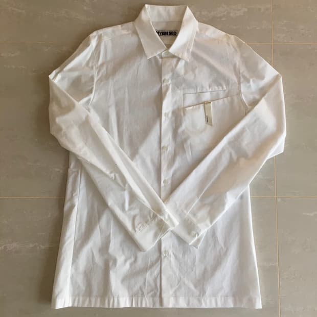 혜인서 화이트 핀 슬림셔츠