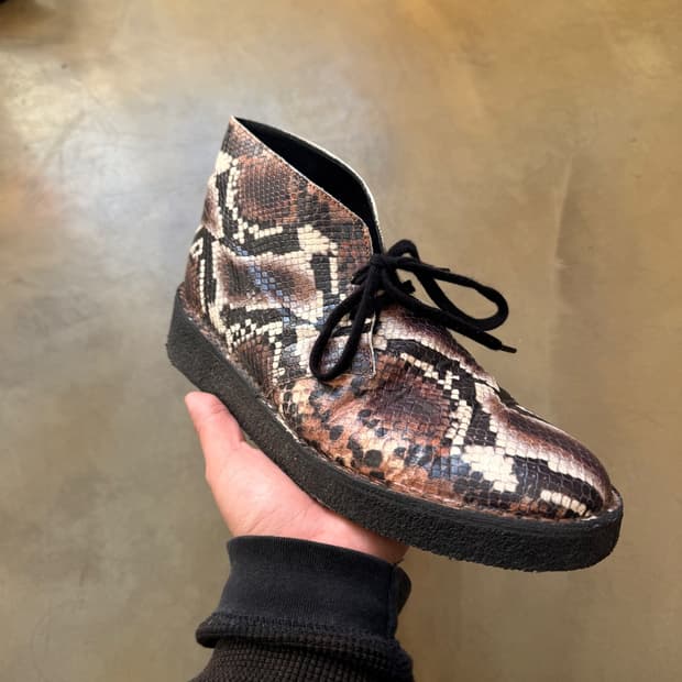 21시즌 에임레온도르 클락스 브라운 스네이크 데저트 부츠