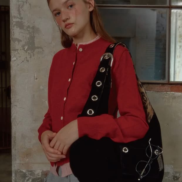 레터리 스웨이드 버클 리버시블 숄더백 블랙 새상품