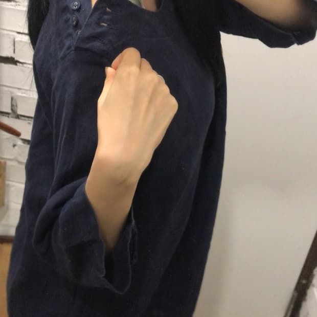 네이비 어깨 버튼 블라우스