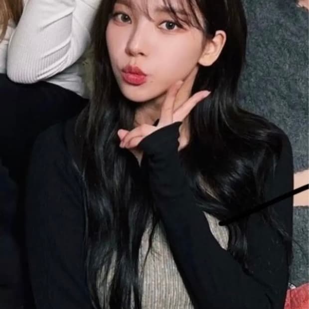 yuse 유즈 투톤 볼레로 롱슬리브 컷아웃 탑 긴팔티셔츠(카리나 착용)