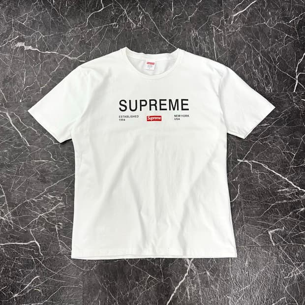 슈프림 EST 1994 로고 반팔 화이트