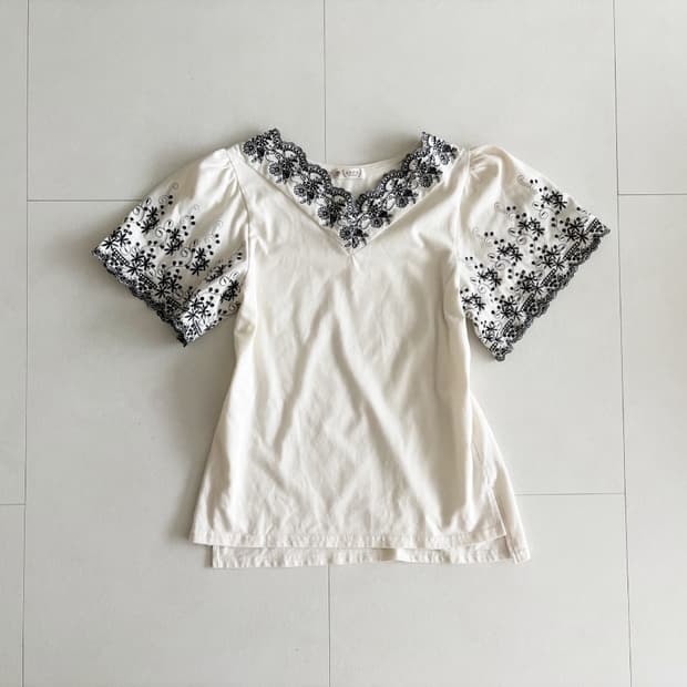 axes femme) lace v-neck tee