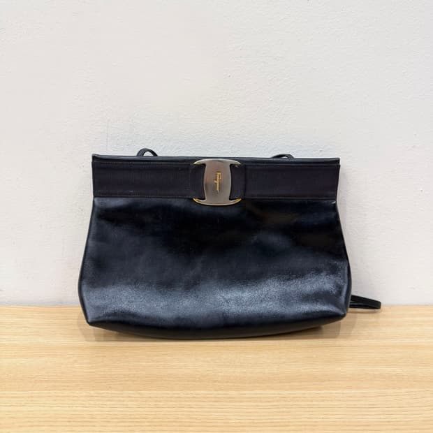 살바토레 페라가모 크로스백 바라 간치니 메탈 로고 플랩 디테일 블랙