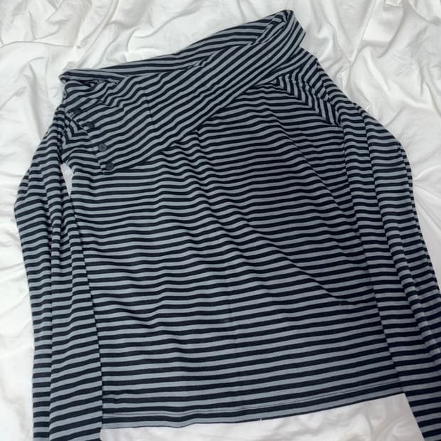 스트라이프 단추 오프숄더 긴팔티