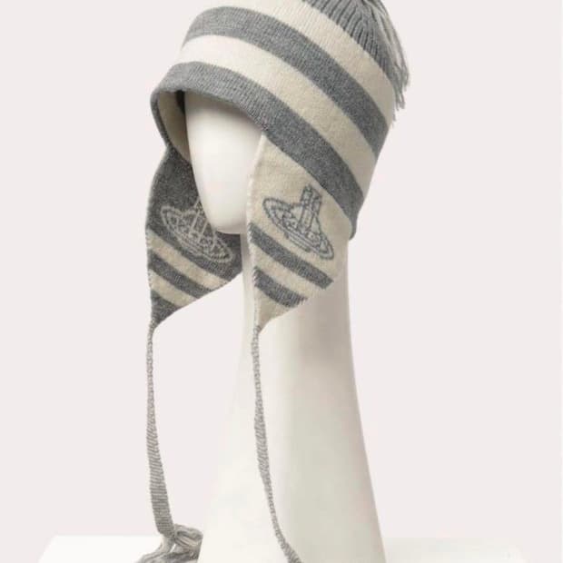 비비안웨스트우드 이어플랩 비니 아이보리 그레이