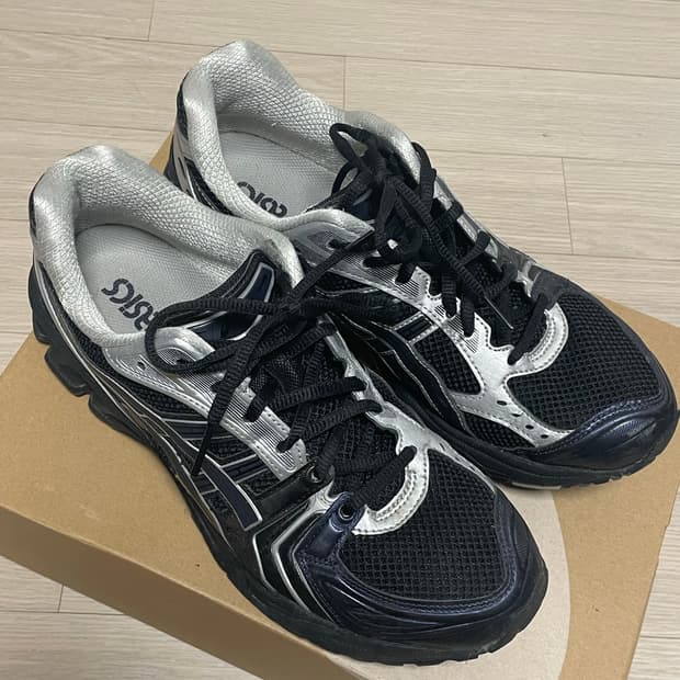 아식스X아트모스X언더마이카 275 젤카야노 14 블랙 퓨어 실버