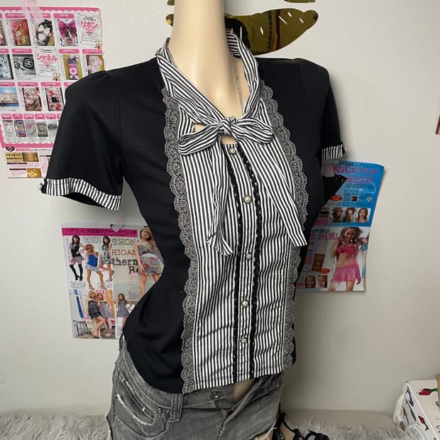 Axes femme 블랙 스트라이프 리본 반팔 탑