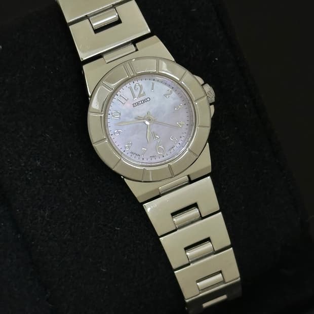 세이코 루키아 자개 다이얼 쿼츠 시계