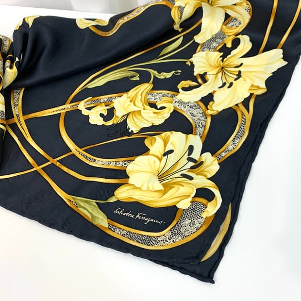 페라가모 스퀘어 실크 스카프 90 lily lace  