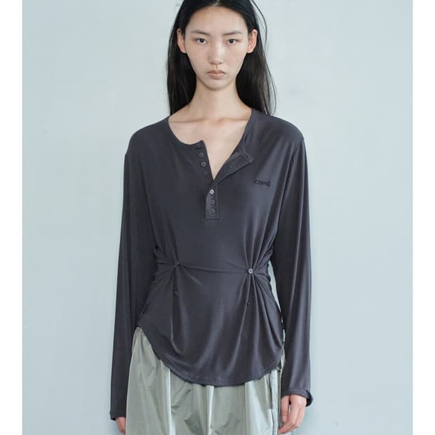 세릭 버튼 헨리 넥 탑 차콜 cerric