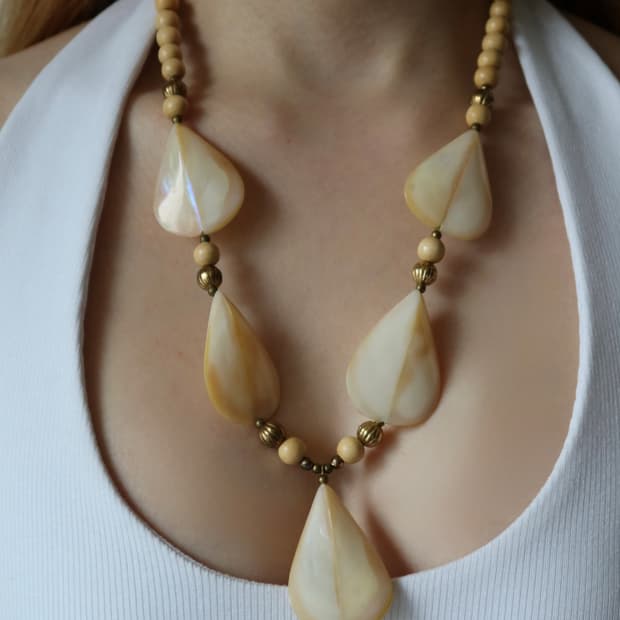 natural shell statement necklace