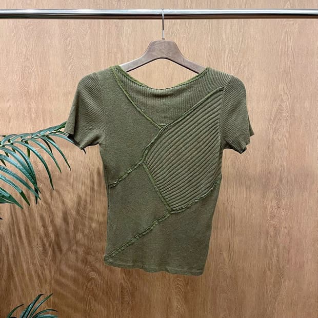 랑방 컬렉션 반팔 니트 레터스 엣지 골지 레이스 디테일 슬림핏 카키