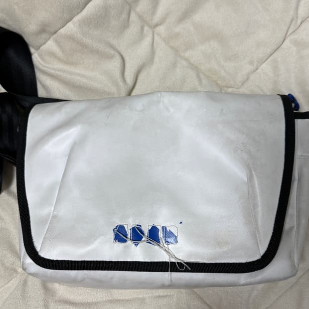 아더에러 트레이스 애드모어 크로스바디백 화이트