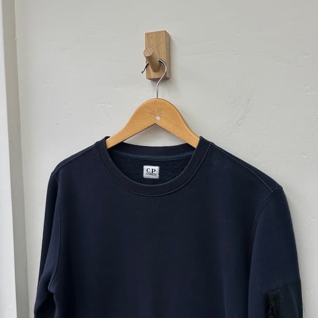 16372 - C.P 컴퍼니 네이비 렌즈 맨투맨