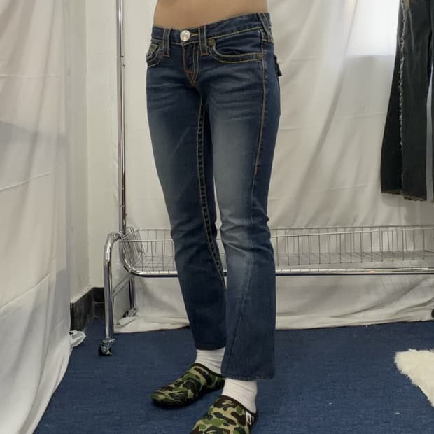 트루릴리전 레인보우 조이 세미 부츠컷 데님 팬츠