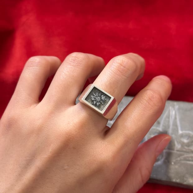 XOLO 925 Sterling Silver Flower Signet R