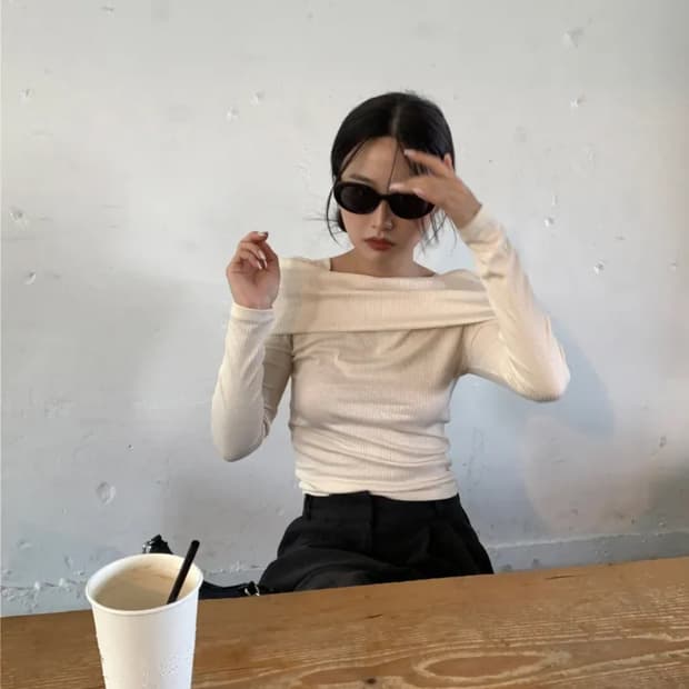 옵텐소 하프 오프숄더 티셔츠 아이보리