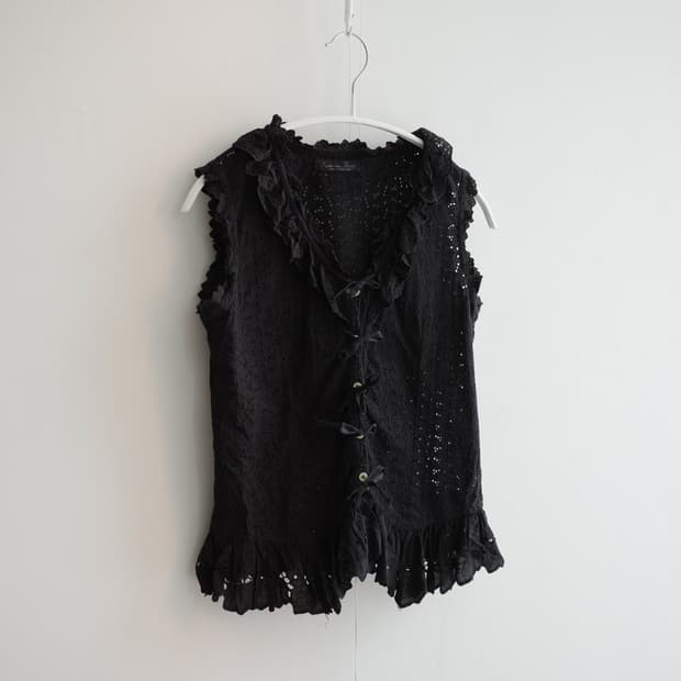 Noir eyelet lace ribbon vest