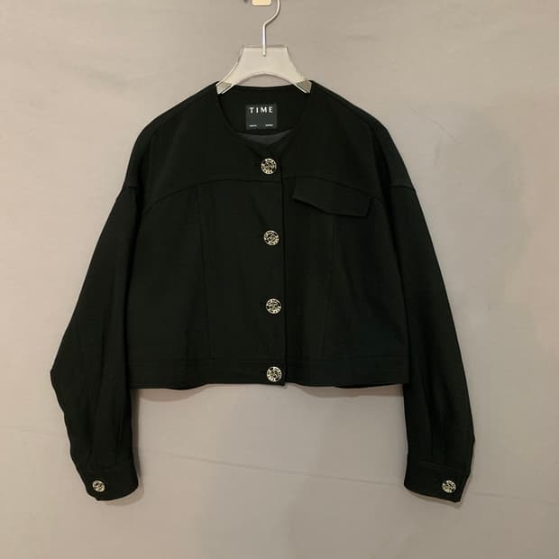 82 타임 22SS 블랙 로고 버튼 크롭 스판 자켓