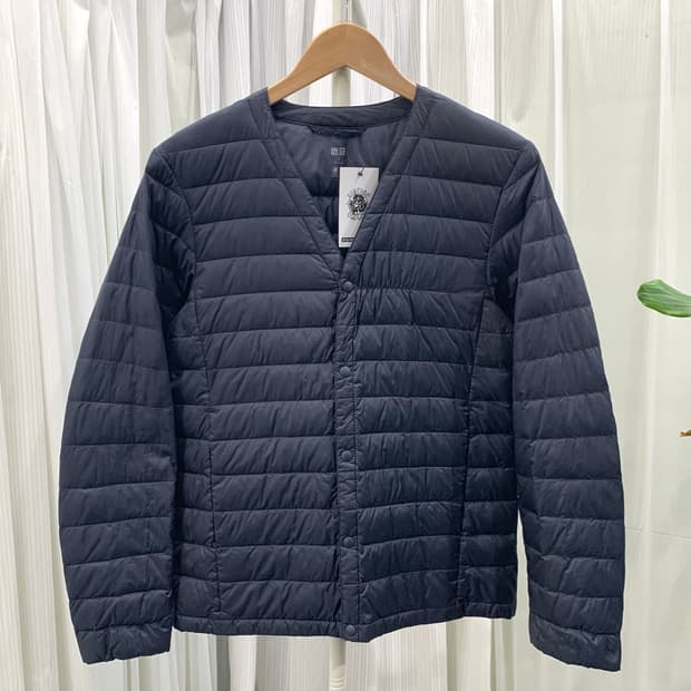 일본 유니클로 울트라 라이트 다운 브이넥 경량패딩 1799