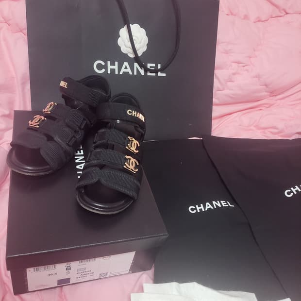 정품)급처3번신은상태좋은!샤넬 로고 블랙 벨크로 샌들 매장가270만원대