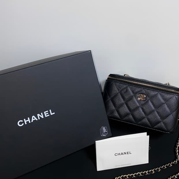 샤넬 클래식 캐비어 베니티 코스메틱백 블랙 금장
