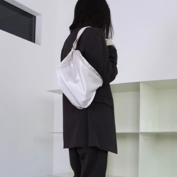 REGULAR 실키 크로스백 검정