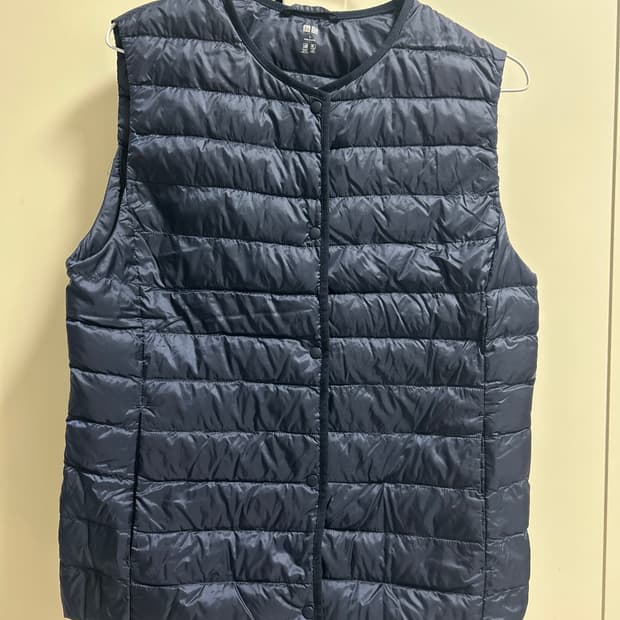 유니클로 경량패딩조끼 여성 L 