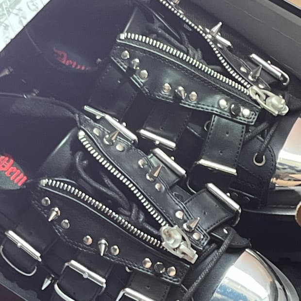 데모니아 스니커즈