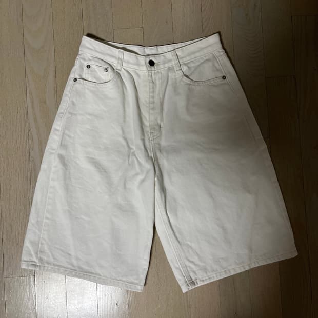 5부 화이트 버뮤다 팬츠