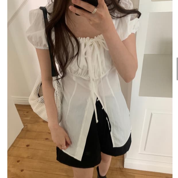 (새상품)셀렉트한 페탈 하프 블라우스 퍼프 리본 셔링 블라우스