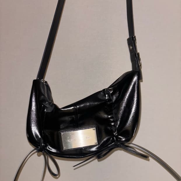 마뗑킴 하프 셔링 리본 라운드백 블랙