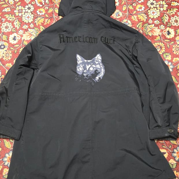 이동휘 X 커스텀멜로우(customellow) 고양이 자수 피쉬테일 야상