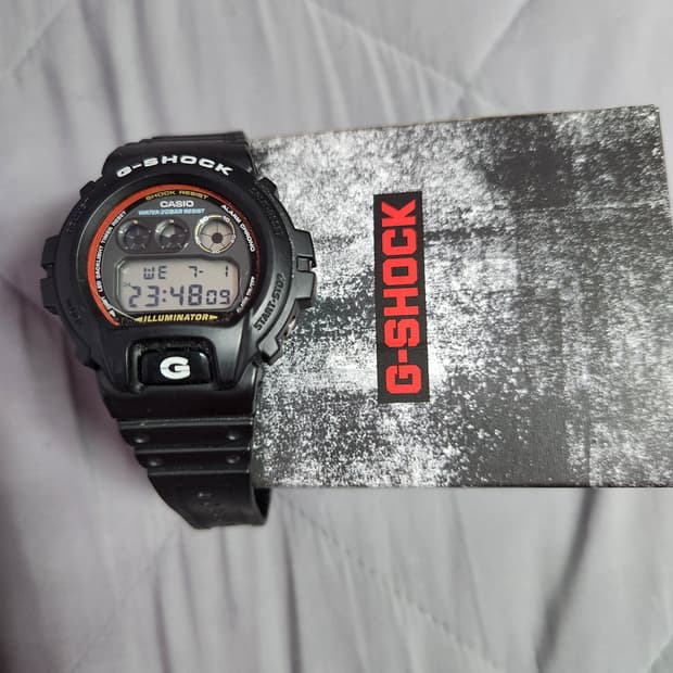 카시오 지샥 시계 30주년 복각 
DW-6900TR-1DR 블랙 빨테
