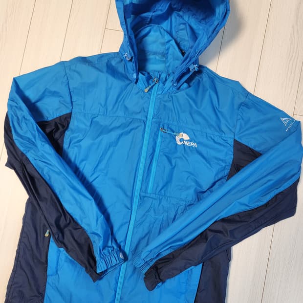 새상품급) 네파 경량 후드탈부착 바람막이 봄,여름용 사이즈m

여러 중고