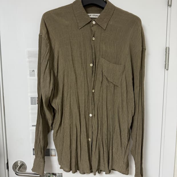 아워레가시 체스트포켓 플리츠셔츠