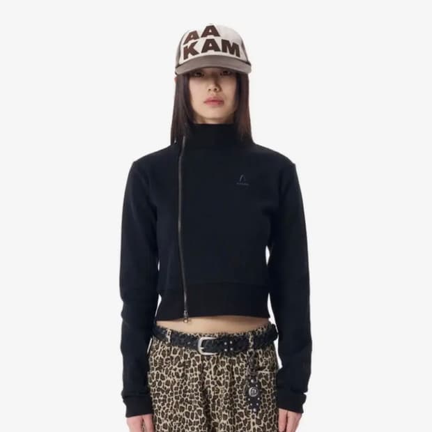 아캄 side neck zip-up